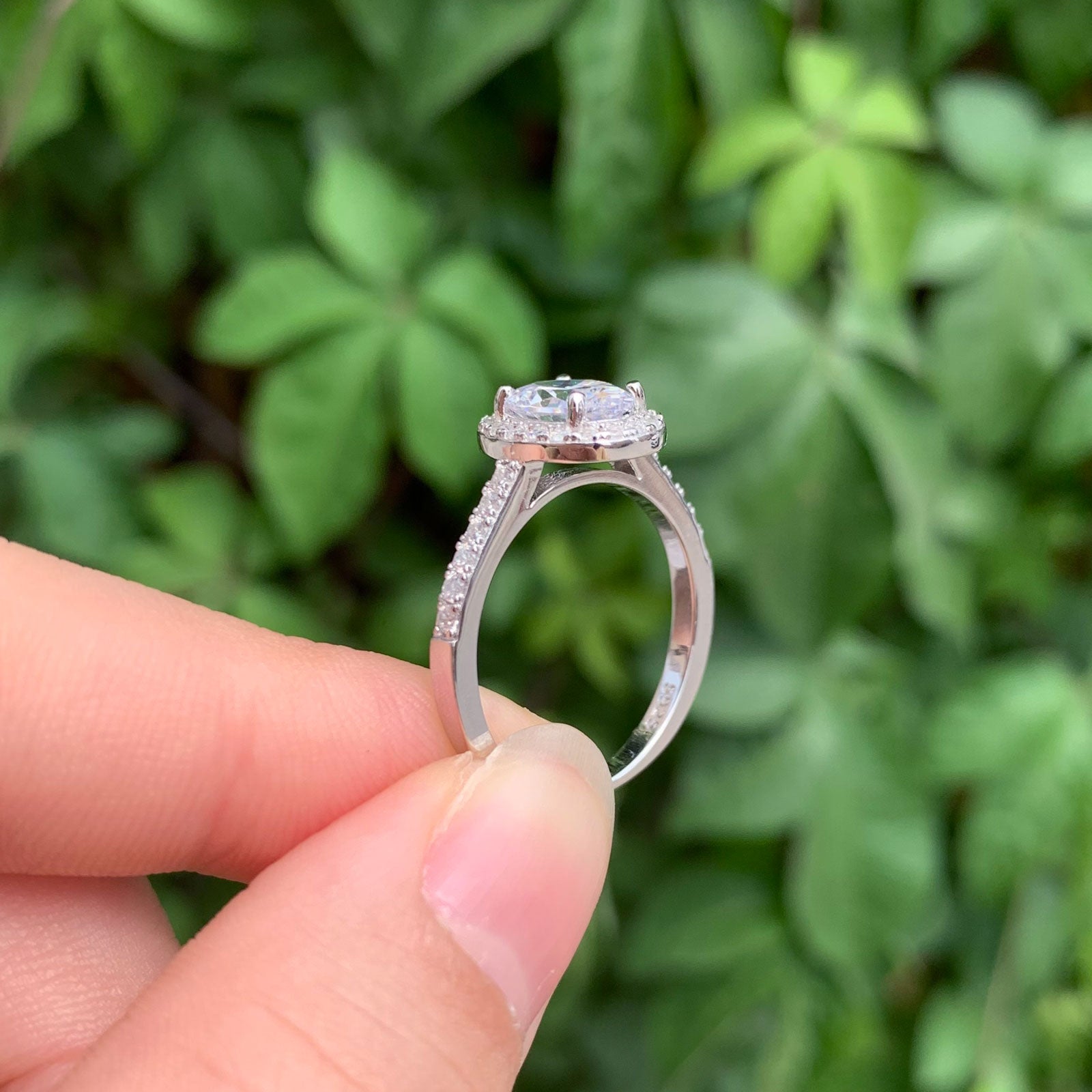 Anillo Dazzling Halo de corte ovalado - Plata de ley 925 - Zirconia cúbica 5A